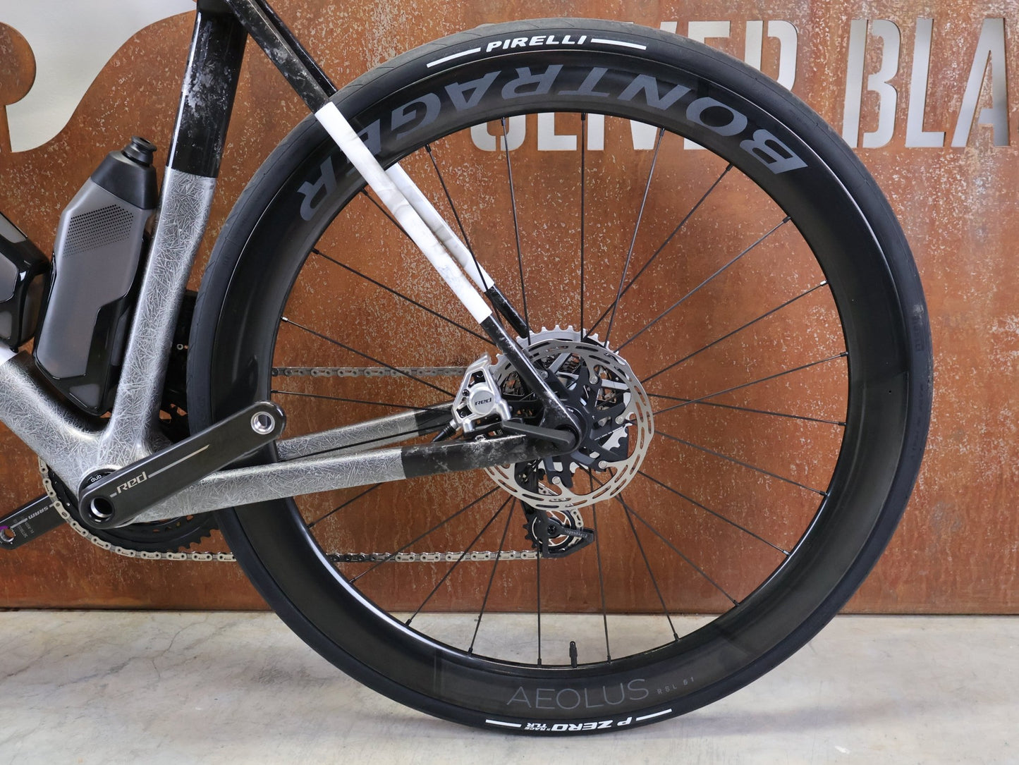 Rennrad von Trek, TREK MADONE SLR 9 AXS GEN 8 ICON TERRESTRIAL CARBON RENNRAD – L vor USEDBIKES - OB.DE Hintergrund