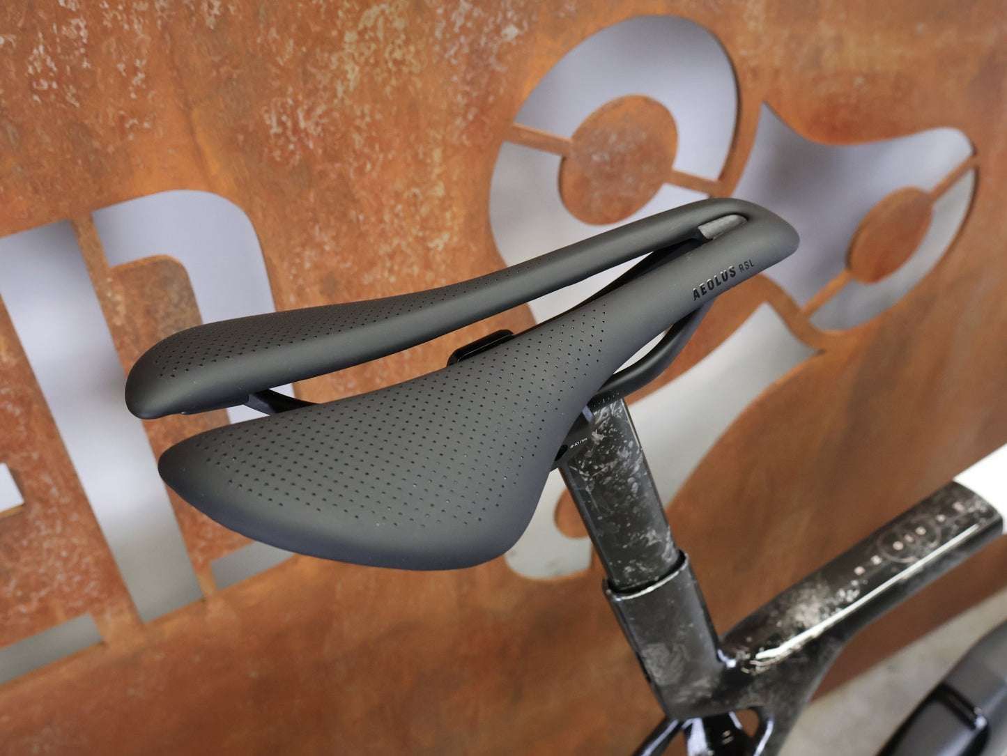 Rennrad von Trek, TREK MADONE SLR 9 AXS GEN 8 ICON TERRESTRIAL CARBON RENNRAD – L vor USEDBIKES - OB.DE Hintergrund