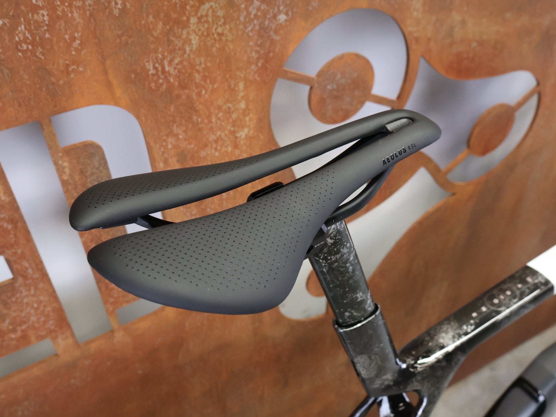 Rennrad von Trek, TREK MADONE SLR 9 AXS GEN 8 ICON TERRESTRIAL CARBON RENNRAD – L vor USEDBIKES - OB.DE Hintergrund