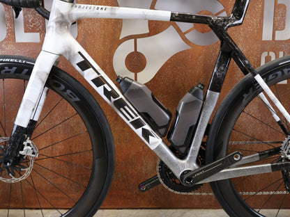 Rennrad von Trek, TREK MADONE SLR 9 AXS GEN 8 ICON TERRESTRIAL CARBON RENNRAD – L vor USEDBIKES - OB.DE Hintergrund