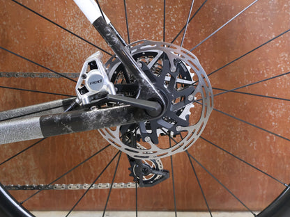 Rennrad von Trek, TREK MADONE SLR 9 AXS GEN 8 ICON TERRESTRIAL CARBON RENNRAD – L vor USEDBIKES - OB.DE Hintergrund