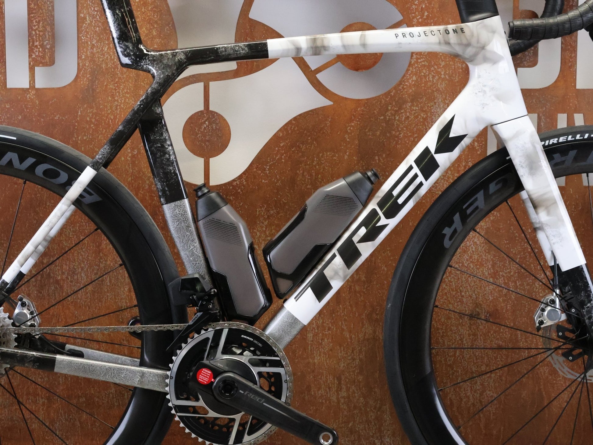 Rennrad von Trek, TREK MADONE SLR 9 AXS GEN 8 ICON TERRESTRIAL CARBON RENNRAD – L vor USEDBIKES - OB.DE Hintergrund