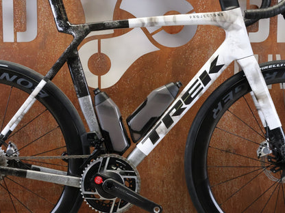 Rennrad von Trek, TREK MADONE SLR 9 AXS GEN 8 ICON TERRESTRIAL CARBON RENNRAD – L vor USEDBIKES - OB.DE Hintergrund