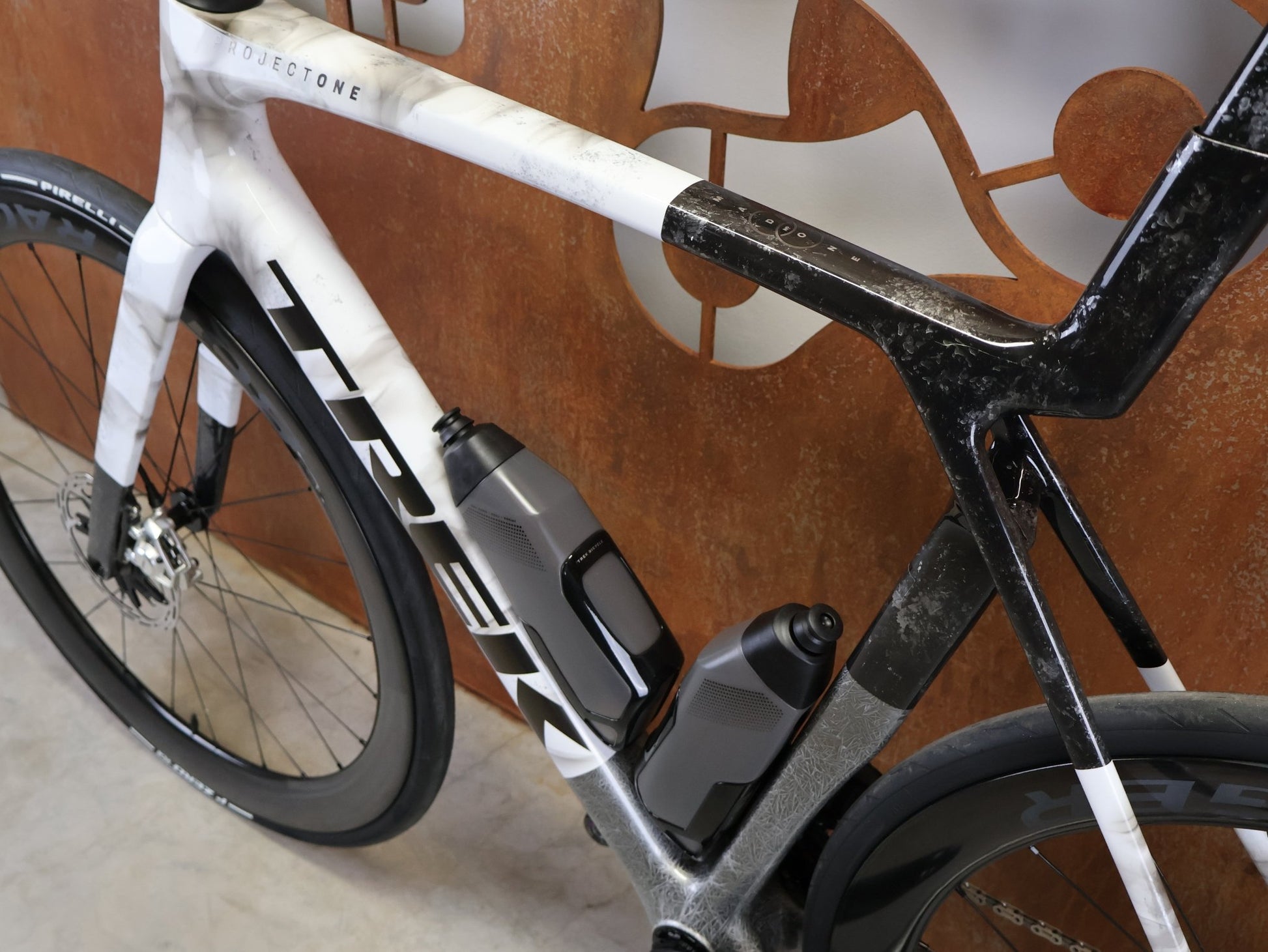 Rennrad von Trek, TREK MADONE SLR 9 AXS GEN 8 ICON TERRESTRIAL CARBON RENNRAD – L vor USEDBIKES - OB.DE Hintergrund