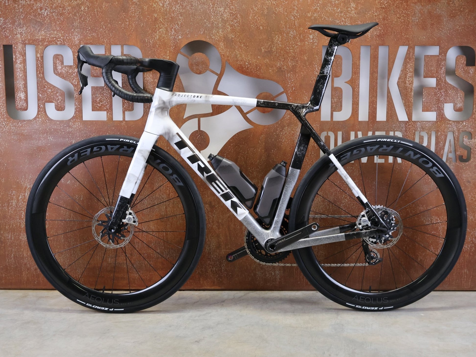 Rennrad von Trek, TREK MADONE SLR 9 AXS GEN 8 ICON TERRESTRIAL CARBON RENNRAD – L vor USEDBIKES - OB.DE Hintergrund