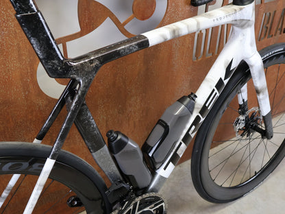 Rennrad von Trek, TREK MADONE SLR 9 AXS GEN 8 ICON TERRESTRIAL CARBON RENNRAD – L vor USEDBIKES - OB.DE Hintergrund