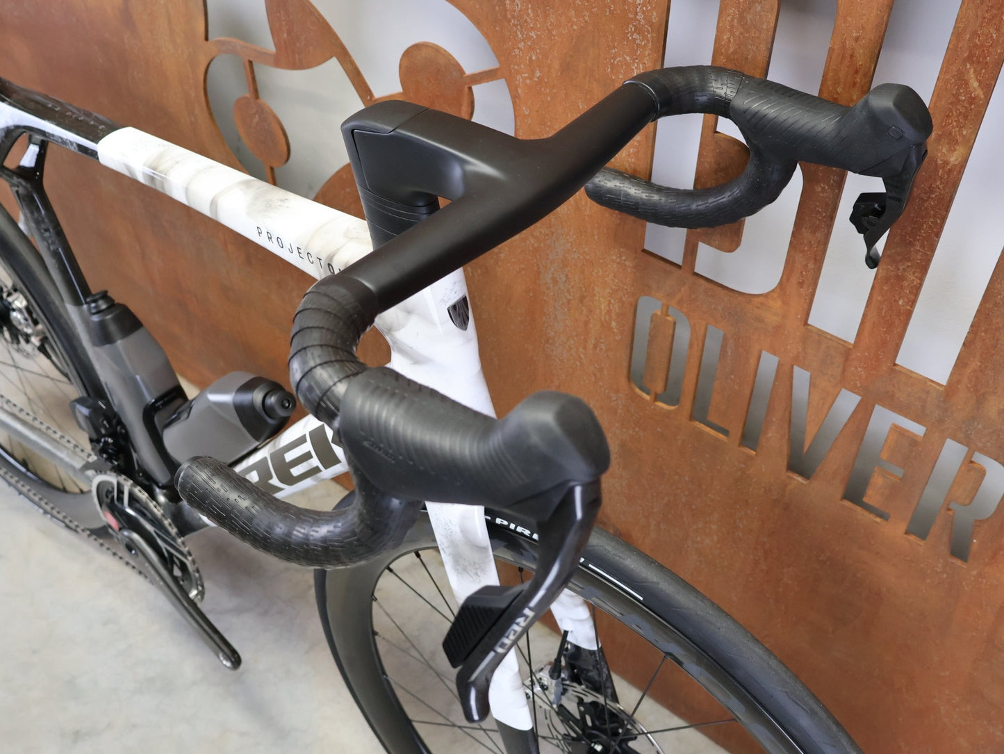 Rennrad von Trek, TREK MADONE SLR 9 AXS GEN 8 ICON TERRESTRIAL CARBON RENNRAD – L vor USEDBIKES - OB.DE Hintergrund