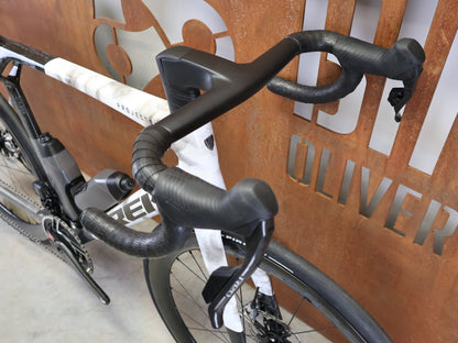 Rennrad von Trek, TREK MADONE SLR 9 AXS GEN 8 ICON TERRESTRIAL CARBON RENNRAD – L vor USEDBIKES - OB.DE Hintergrund