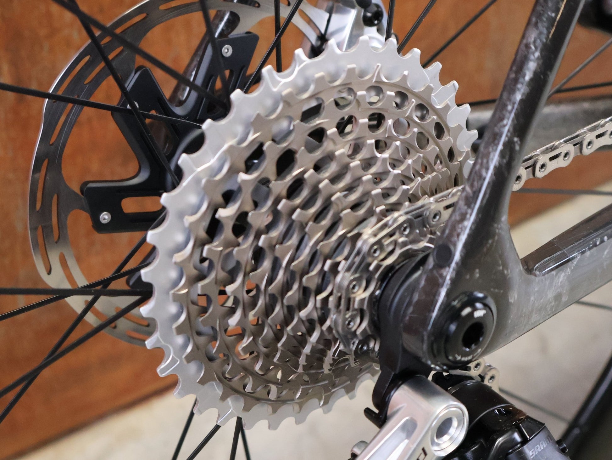 Rennrad von Trek, TREK MADONE SLR 9 AXS GEN 8 ICON TERRESTRIAL CARBON RENNRAD – L vor USEDBIKES - OB.DE Hintergrund