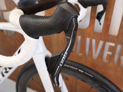 Rennrad von Trek, TREK MADONE SLR 9 AXS GEN 8 PROJECT ONE CRYSTAL WHITE / M vor USEDBIKES-OB.DE Hintergrund