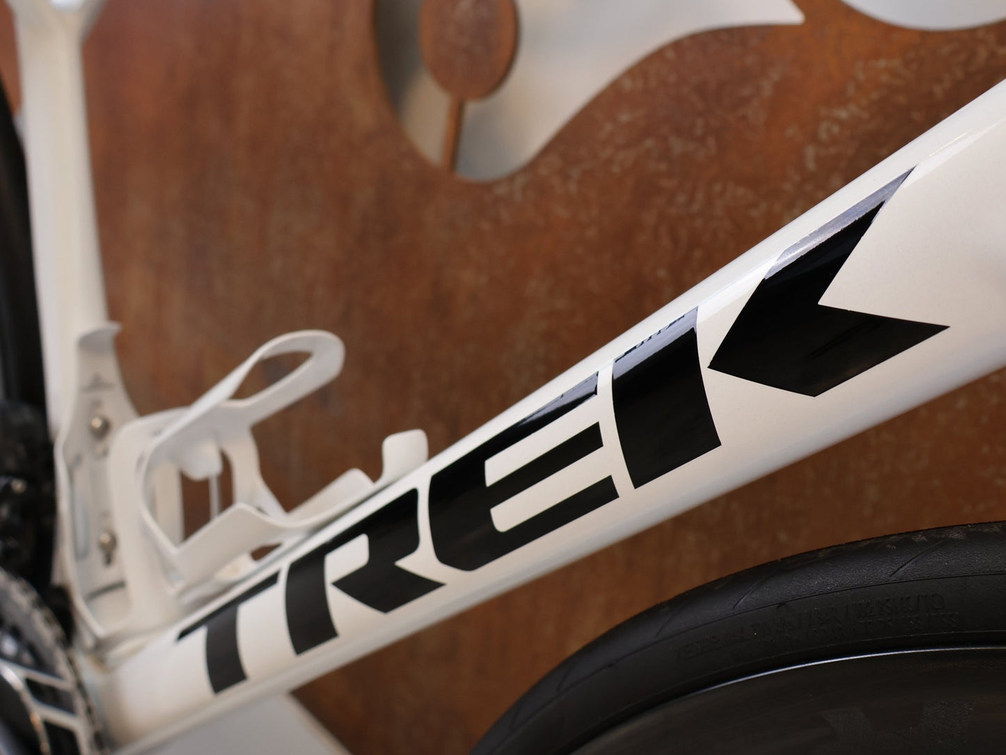 Rennrad von Trek, TREK MADONE SLR 9 AXS GEN 8 PROJECT ONE CRYSTAL WHITE / M vor USEDBIKES-OB.DE Hintergrund