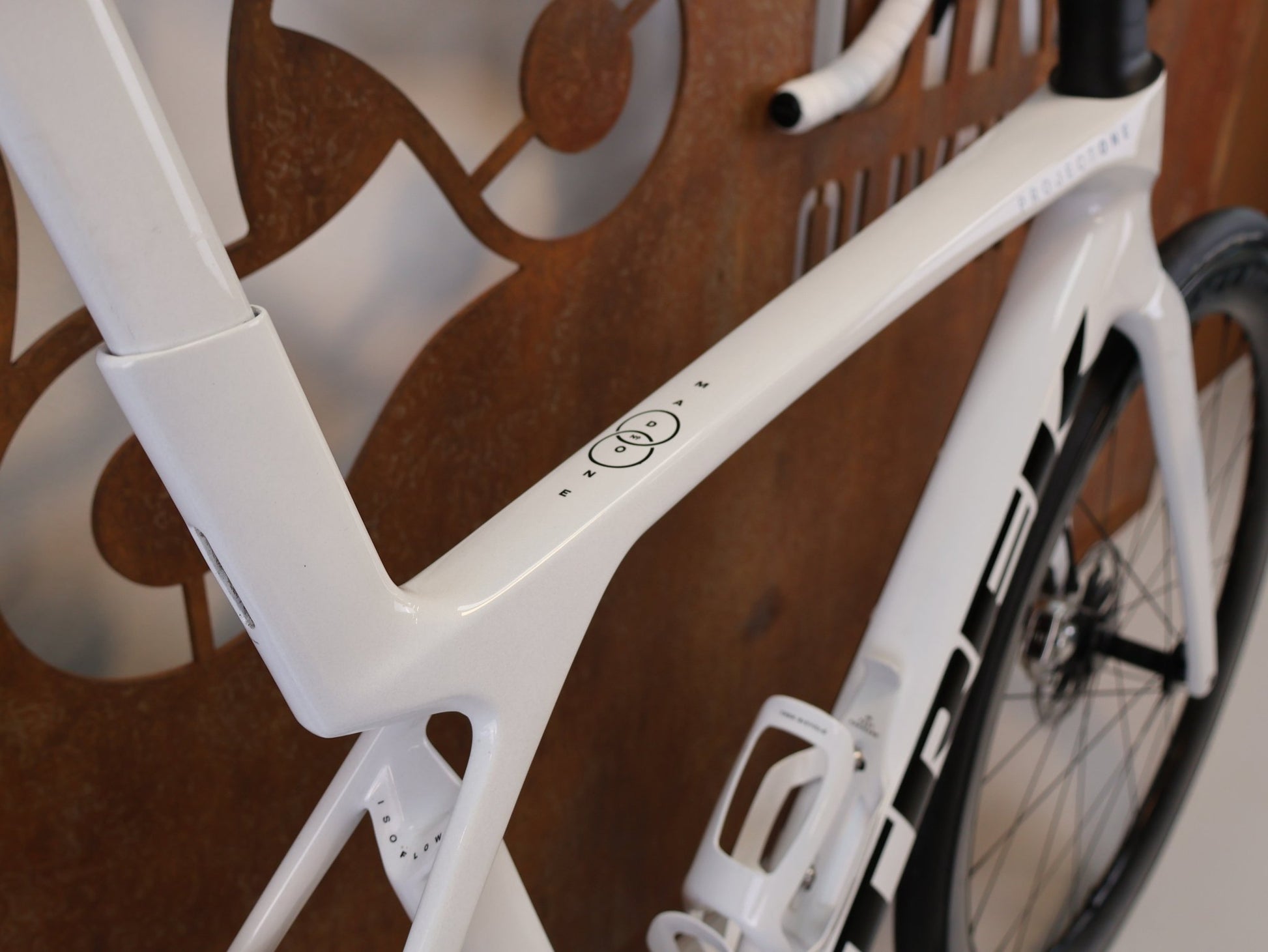 Rennrad von Trek, TREK MADONE SLR 9 AXS GEN 8 PROJECT ONE CRYSTAL WHITE / M vor USEDBIKES-OB.DE Hintergrund