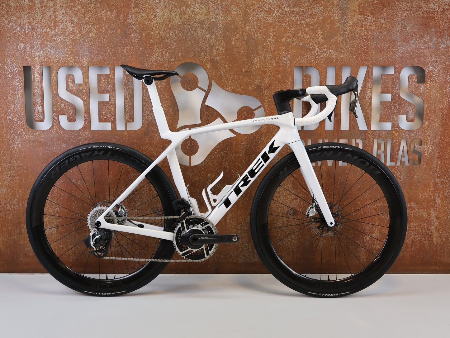 Rennrad von Trek, TREK MADONE SLR 9 AXS GEN 8 PROJECT ONE CRYSTAL WHITE / M vor USEDBIKES-OB.DE Hintergrund