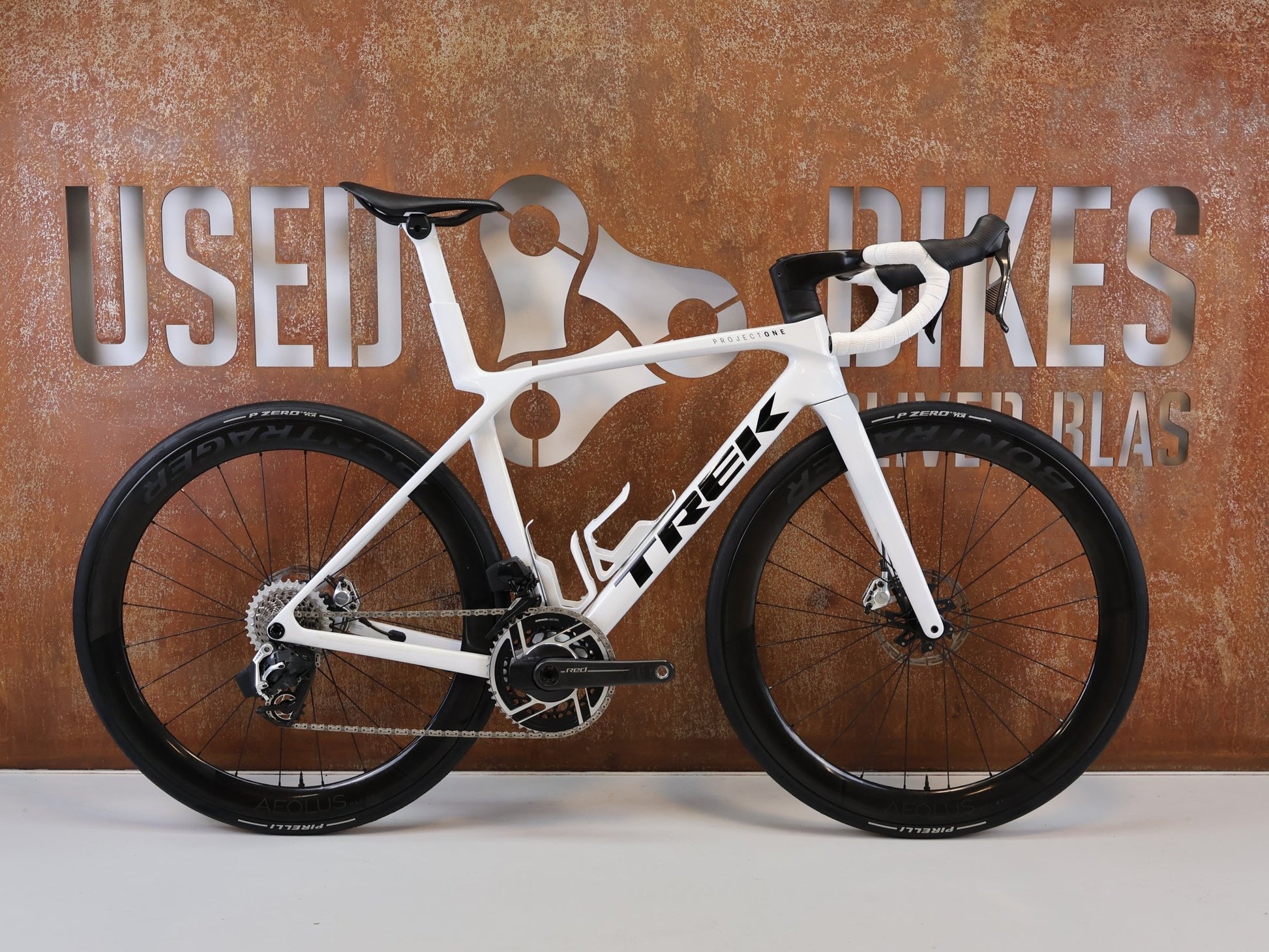 Rennrad von Trek, TREK MADONE SLR 9 AXS GEN 8 PROJECT ONE CRYSTAL WHITE / M vor USEDBIKES-OB.DE Hintergrund