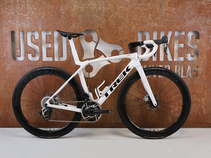 Rennrad von Trek, TREK MADONE SLR 9 AXS GEN 8 PROJECT ONE CRYSTAL WHITE / M vor USEDBIKES-OB.DE Hintergrund