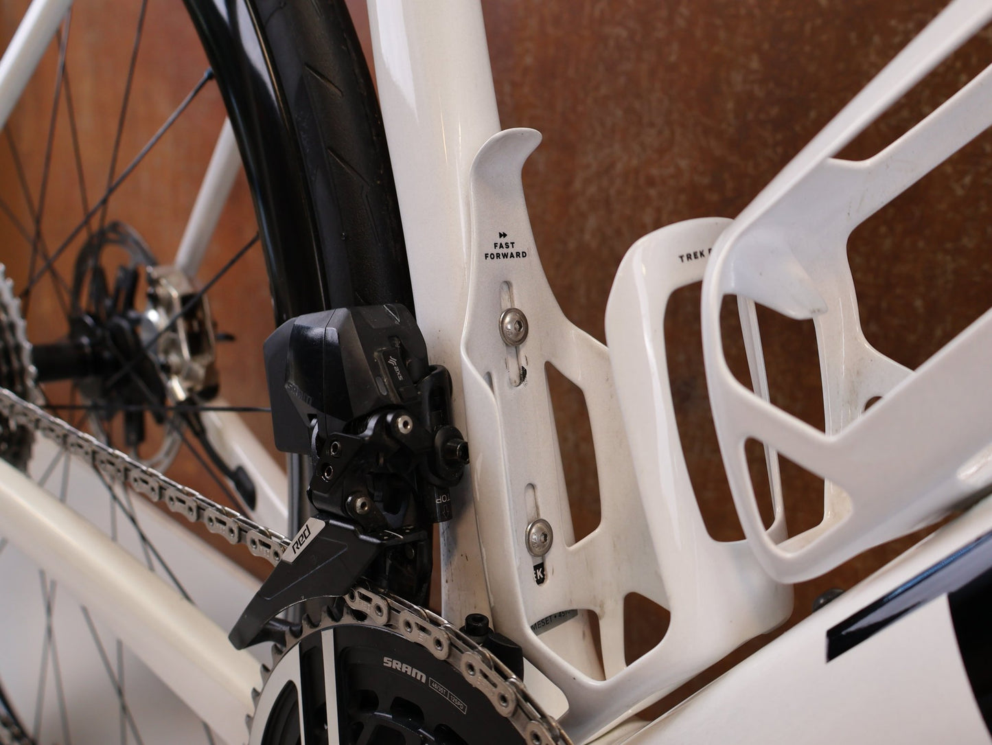 Rennrad von Trek, TREK MADONE SLR 9 AXS GEN 8 PROJECT ONE CRYSTAL WHITE / M vor USEDBIKES-OB.DE Hintergrund