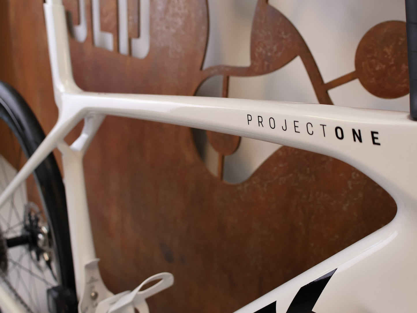 Rennrad von Trek, TREK MADONE SLR 9 AXS GEN 8 PROJECT ONE CRYSTAL WHITE / M vor USEDBIKES-OB.DE Hintergrund