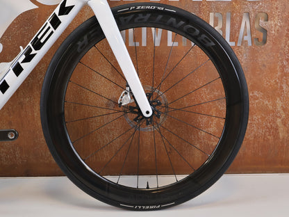 Rennrad von Trek, TREK MADONE SLR 9 AXS GEN 8 PROJECT ONE CRYSTAL WHITE / M vor USEDBIKES-OB.DE Hintergrund