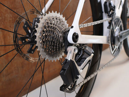 Rennrad von Trek, TREK MADONE SLR 9 AXS GEN 8 PROJECT ONE CRYSTAL WHITE / M vor USEDBIKES-OB.DE Hintergrund