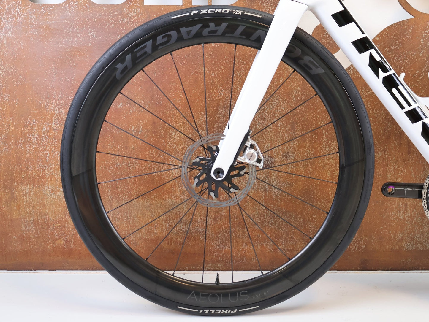Rennrad von Trek, TREK MADONE SLR 9 AXS GEN 8 PROJECT ONE CRYSTAL WHITE / M vor USEDBIKES-OB.DE Hintergrund