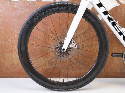 Rennrad von Trek, TREK MADONE SLR 9 AXS GEN 8 PROJECT ONE CRYSTAL WHITE / M vor USEDBIKES-OB.DE Hintergrund