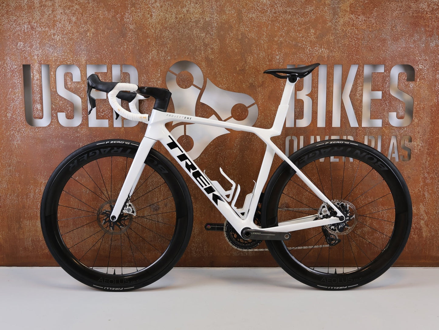 Rennrad von Trek, TREK MADONE SLR 9 AXS GEN 8 PROJECT ONE CRYSTAL WHITE / M vor USEDBIKES-OB.DE Hintergrund