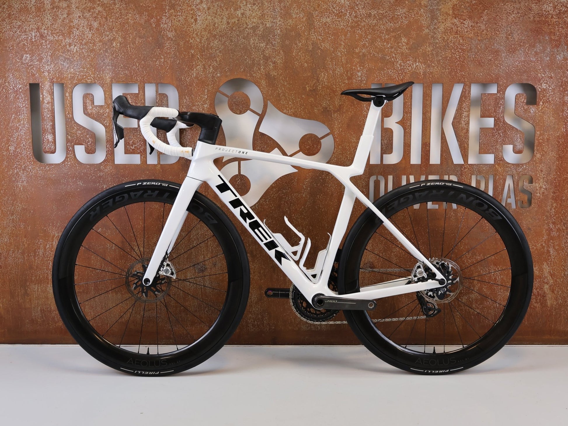 Rennrad von Trek, TREK MADONE SLR 9 AXS GEN 8 PROJECT ONE CRYSTAL WHITE / M vor USEDBIKES-OB.DE Hintergrund