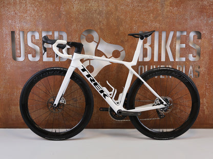 Rennrad von Trek, TREK MADONE SLR 9 AXS GEN 8 PROJECT ONE CRYSTAL WHITE / M vor USEDBIKES-OB.DE Hintergrund