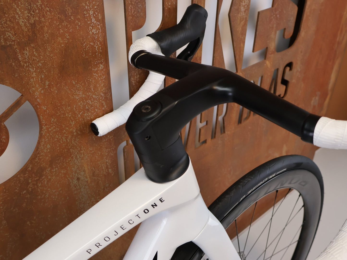 Rennrad von Trek, TREK MADONE SLR 9 AXS GEN 8 PROJECT ONE CRYSTAL WHITE / M vor USEDBIKES-OB.DE Hintergrund