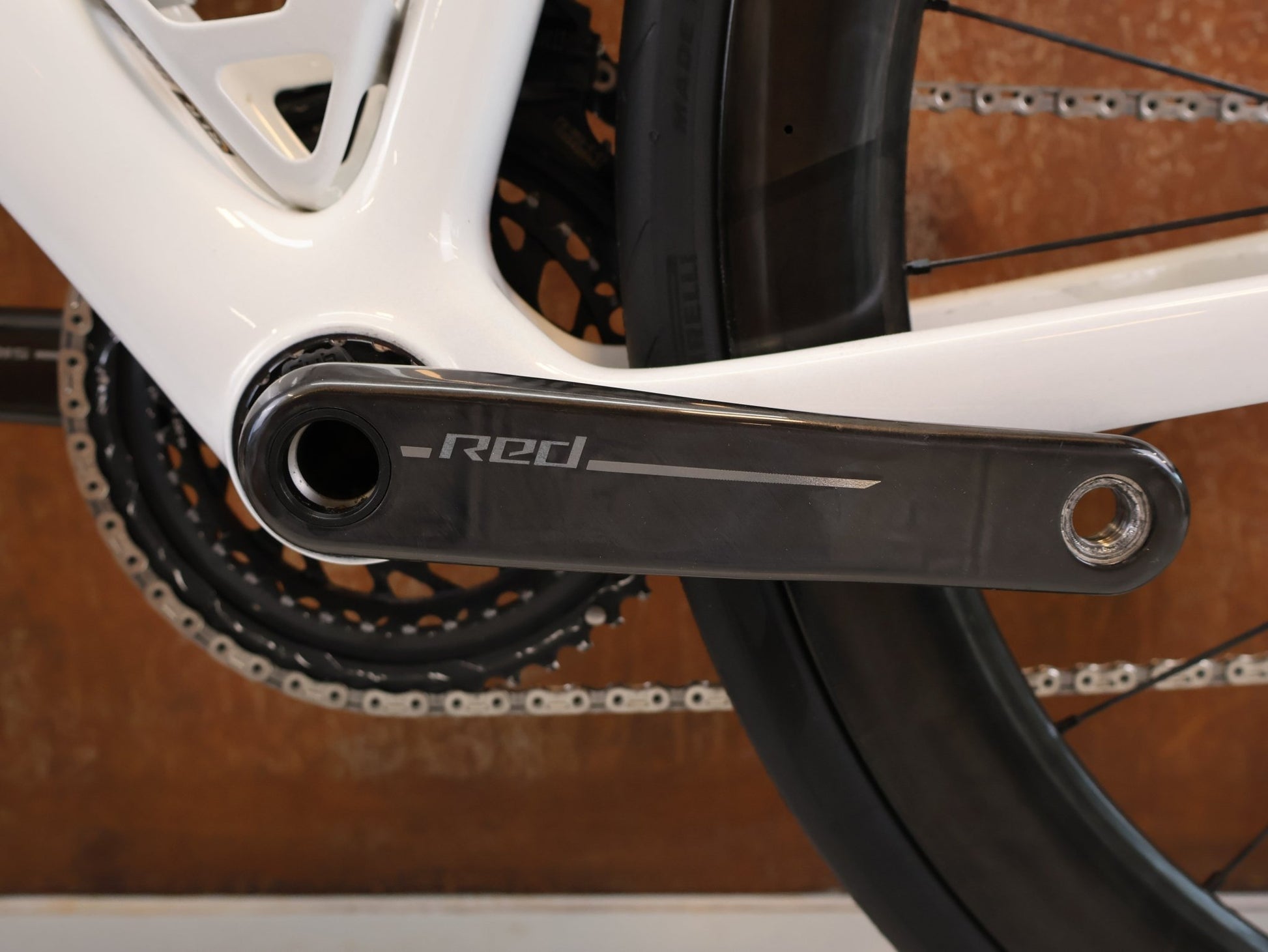 Rennrad von Trek, TREK MADONE SLR 9 AXS GEN 8 PROJECT ONE CRYSTAL WHITE / M vor USEDBIKES-OB.DE Hintergrund