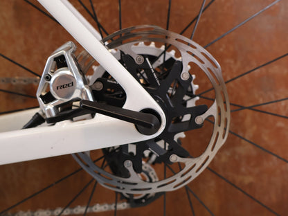 Rennrad von Trek, TREK MADONE SLR 9 AXS GEN 8 PROJECT ONE CRYSTAL WHITE / M vor USEDBIKES-OB.DE Hintergrund