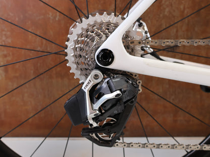 Rennrad von Trek, TREK MADONE SLR 9 AXS GEN 8 PROJECT ONE CRYSTAL WHITE / M vor USEDBIKES-OB.DE Hintergrund