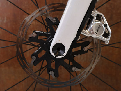 Rennrad von Trek, TREK MADONE SLR 9 AXS GEN 8 PROJECT ONE CRYSTAL WHITE / M vor USEDBIKES-OB.DE Hintergrund