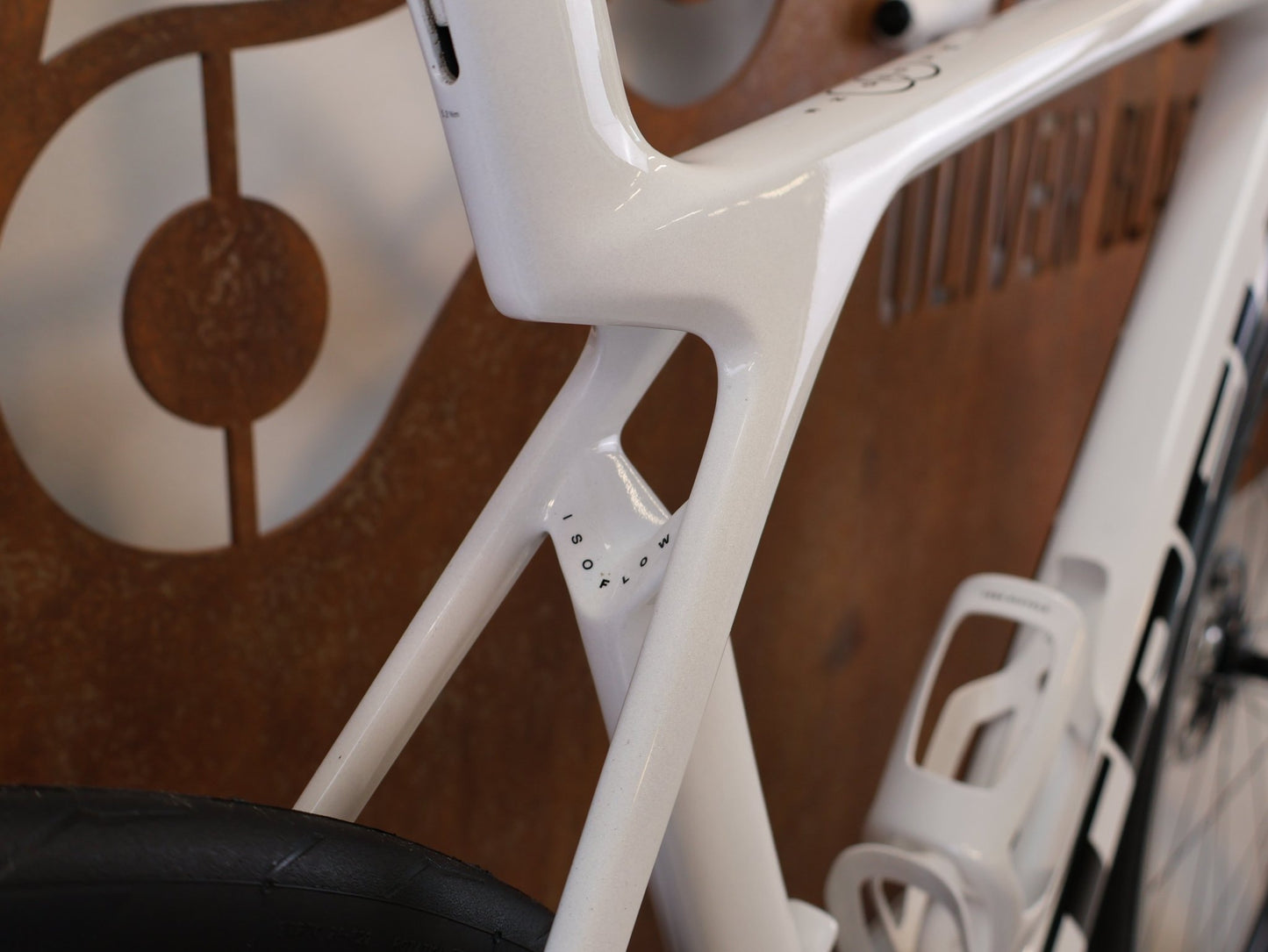 Rennrad von Trek, TREK MADONE SLR 9 AXS GEN 8 PROJECT ONE CRYSTAL WHITE / M vor USEDBIKES-OB.DE Hintergrund