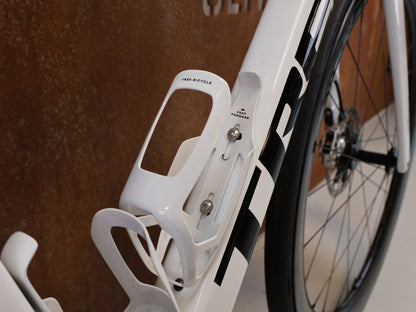 Rennrad von Trek, TREK MADONE SLR 9 AXS GEN 8 PROJECT ONE CRYSTAL WHITE / M vor USEDBIKES-OB.DE Hintergrund