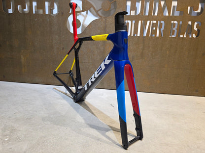 Rennradrahmen von Trek, TREK MADONE SLR 9 AXS GEN 8 RAHMENSET / DISC / TEAM REPLICA / M in variant_title vor USEDBIKES - OB.DE Hintergrund
