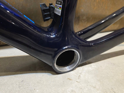 Rennradrahmen von Trek, TREK MADONE SLR 9 AXS GEN 8 RAHMENSET / DISC / TEAM REPLICA / M in variant_title vor USEDBIKES - OB.DE Hintergrund