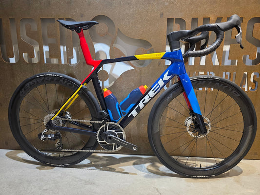 Rennrad von Trek, TREK MADONE SLR 9 AXS GEN 8 / TEAM REPLICA / M/L vor USEDBIKES - OB.DE Hintergrund