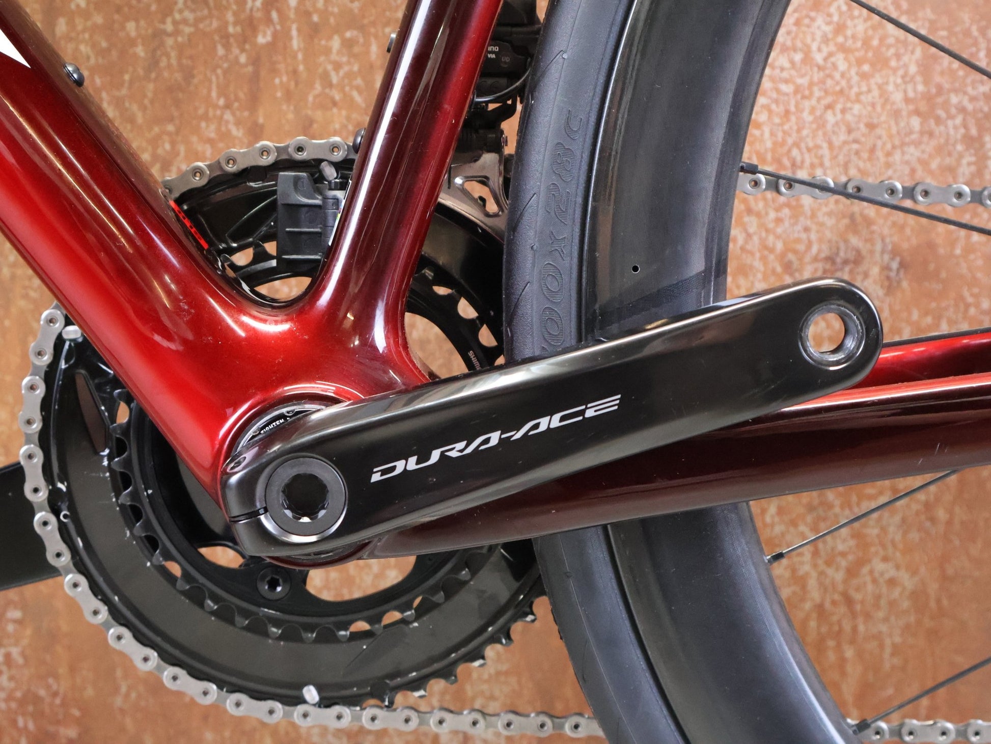 Rennrad von Trek, TREK – MADONE SLR 9 GEN 8 / DURA - ACE DI2 / CARBON RED SMOKE / M vor USEDBIKES - OB.DE Hintergrund