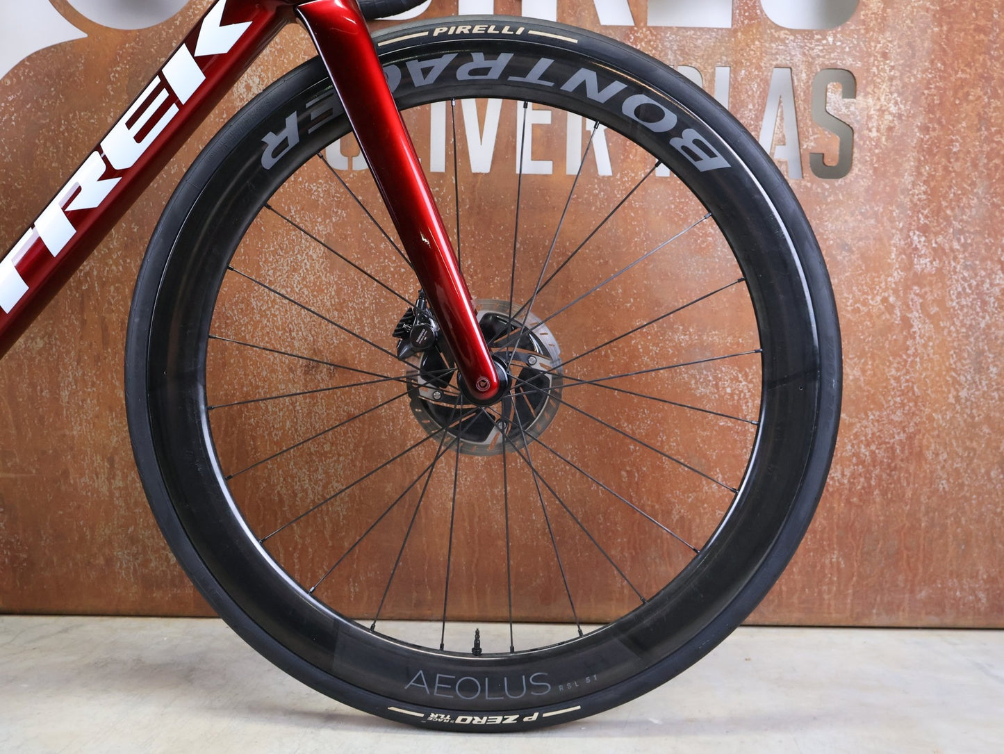 Rennrad von Trek, TREK – MADONE SLR 9 GEN 8 / DURA - ACE DI2 / CARBON RED SMOKE / M vor USEDBIKES - OB.DE Hintergrund