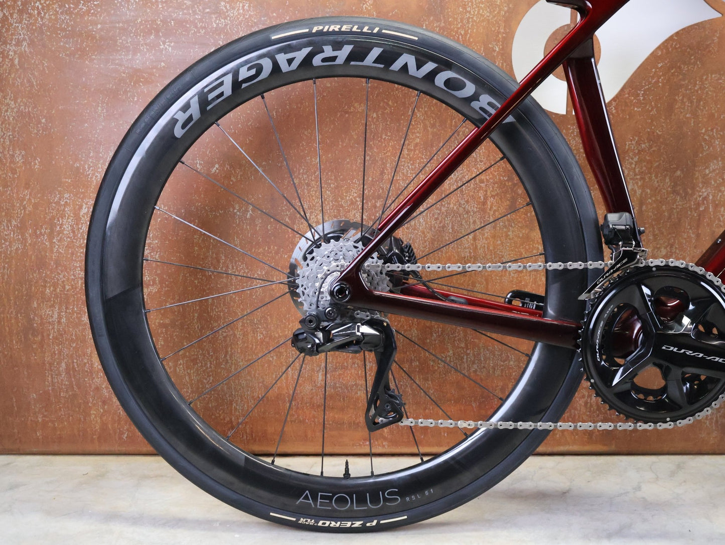 Rennrad von Trek, TREK – MADONE SLR 9 GEN 8 / DURA - ACE DI2 / CARBON RED SMOKE / M vor USEDBIKES - OB.DE Hintergrund