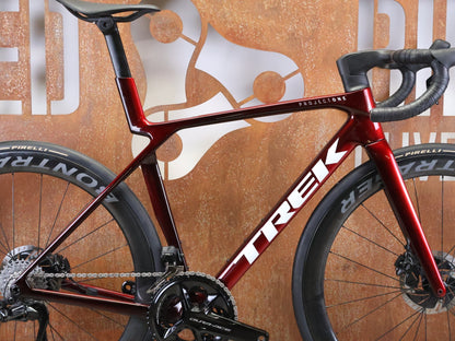 Rennrad von Trek, TREK – MADONE SLR 9 GEN 8 / DURA - ACE DI2 / CARBON RED SMOKE / M vor USEDBIKES - OB.DE Hintergrund