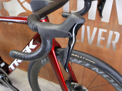 Rennrad von Trek, TREK – MADONE SLR 9 GEN 8 / DURA - ACE DI2 / CARBON RED SMOKE / M vor USEDBIKES - OB.DE Hintergrund