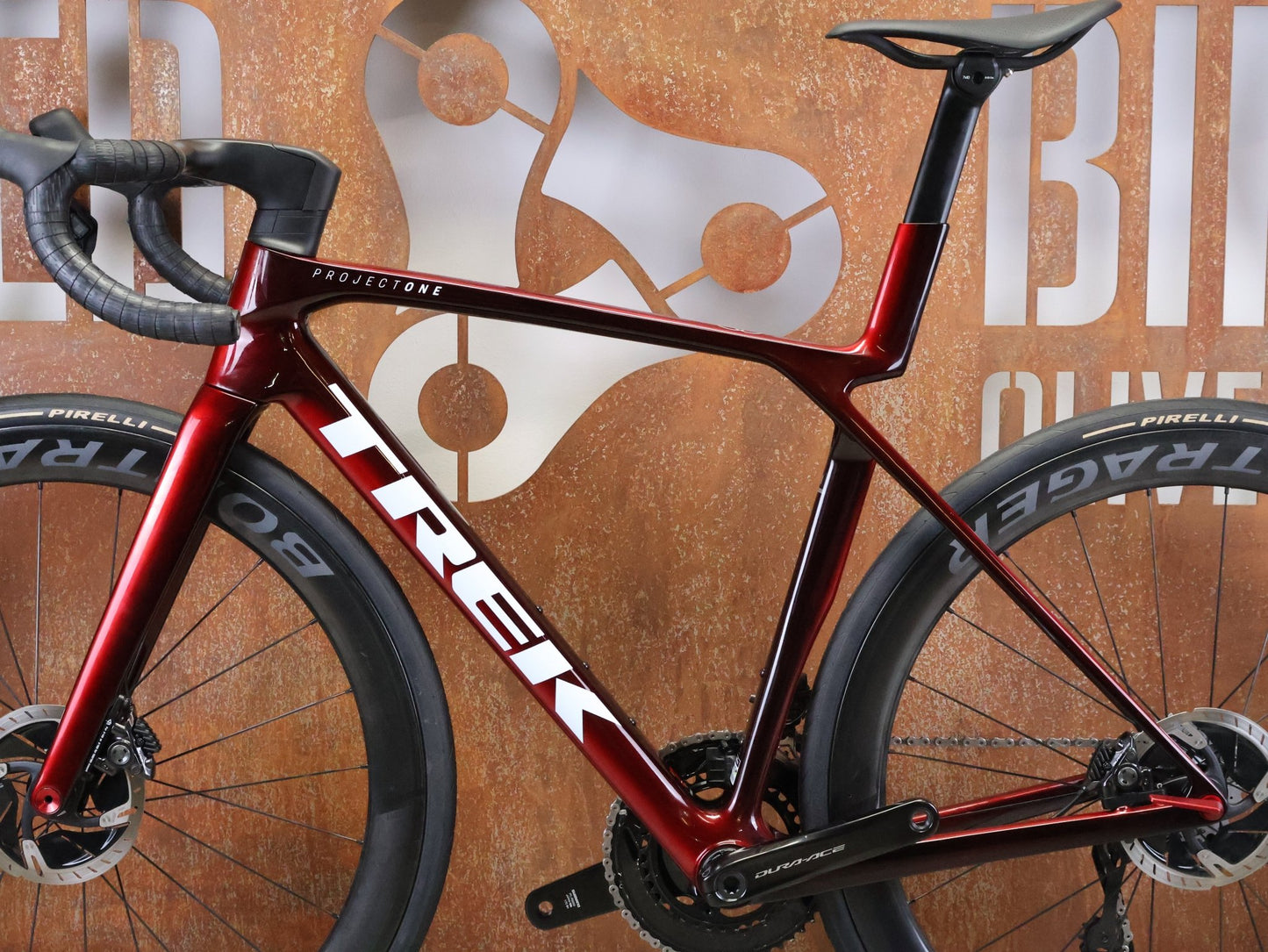 Rennrad von Trek, TREK – MADONE SLR 9 GEN 8 / DURA - ACE DI2 / CARBON RED SMOKE / M vor USEDBIKES - OB.DE Hintergrund