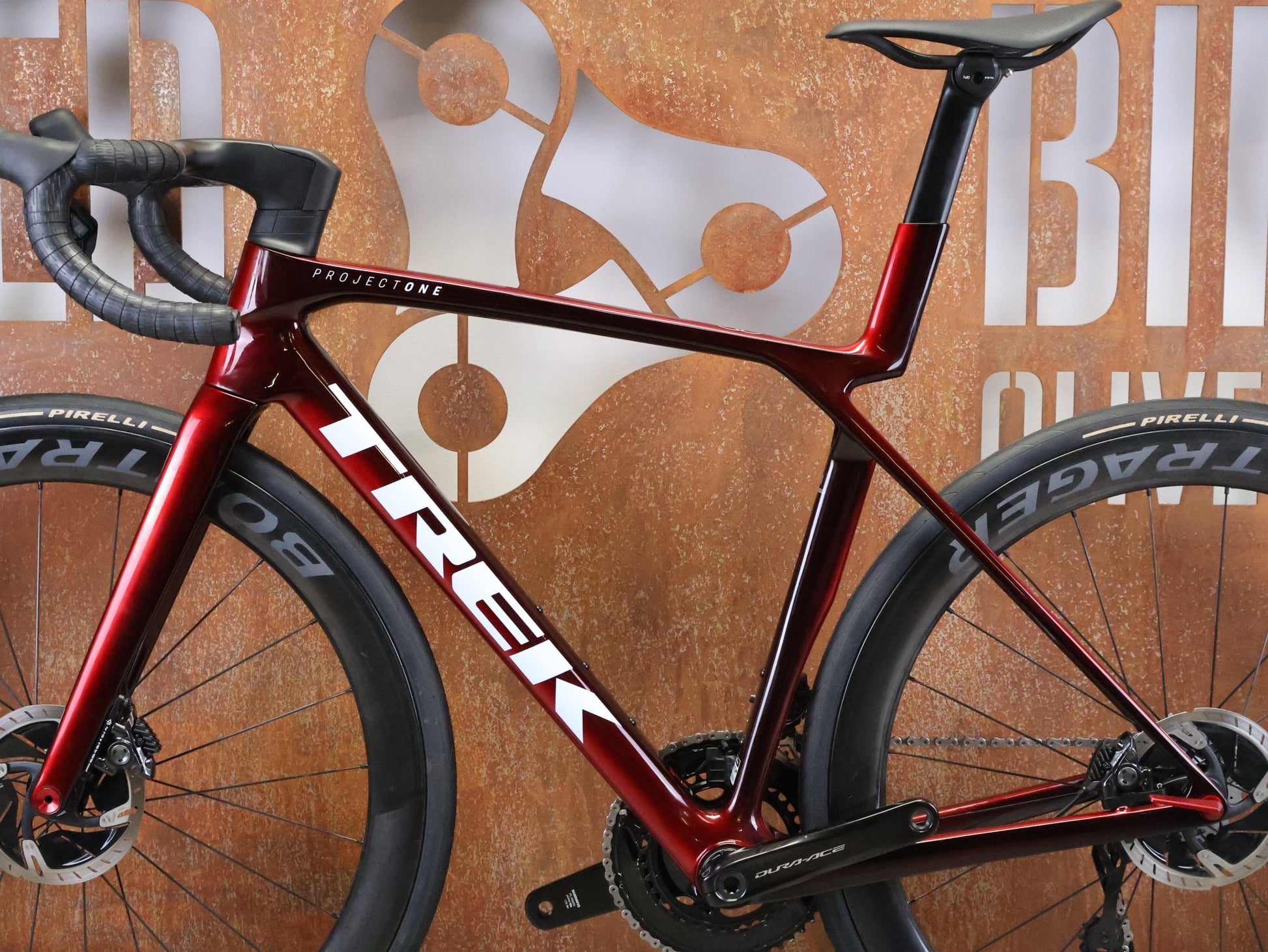 Rennrad von Trek, TREK – MADONE SLR 9 GEN 8 / DURA - ACE DI2 / CARBON RED SMOKE / M vor USEDBIKES - OB.DE Hintergrund