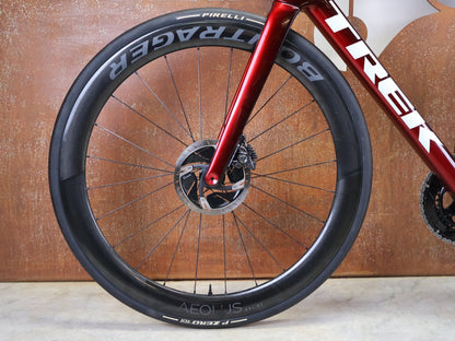 Rennrad von Trek, TREK – MADONE SLR 9 GEN 8 / DURA - ACE DI2 / CARBON RED SMOKE / M vor USEDBIKES - OB.DE Hintergrund