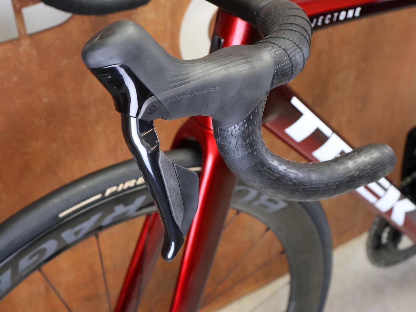 Rennrad von Trek, TREK – MADONE SLR 9 GEN 8 / DURA - ACE DI2 / CARBON RED SMOKE / M vor USEDBIKES - OB.DE Hintergrund