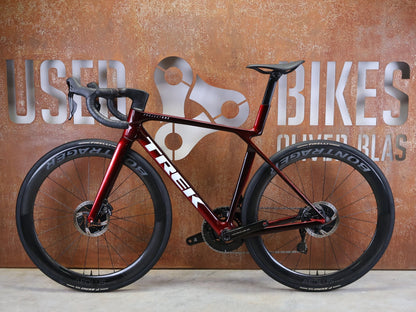 Rennrad von Trek, TREK – MADONE SLR 9 GEN 8 / DURA - ACE DI2 / CARBON RED SMOKE / M vor USEDBIKES - OB.DE Hintergrund