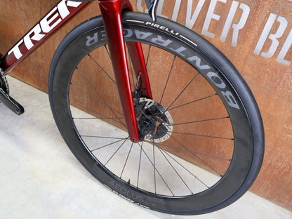 Rennrad von Trek, TREK – MADONE SLR 9 GEN 8 / DURA - ACE DI2 / CARBON RED SMOKE / M vor USEDBIKES - OB.DE Hintergrund