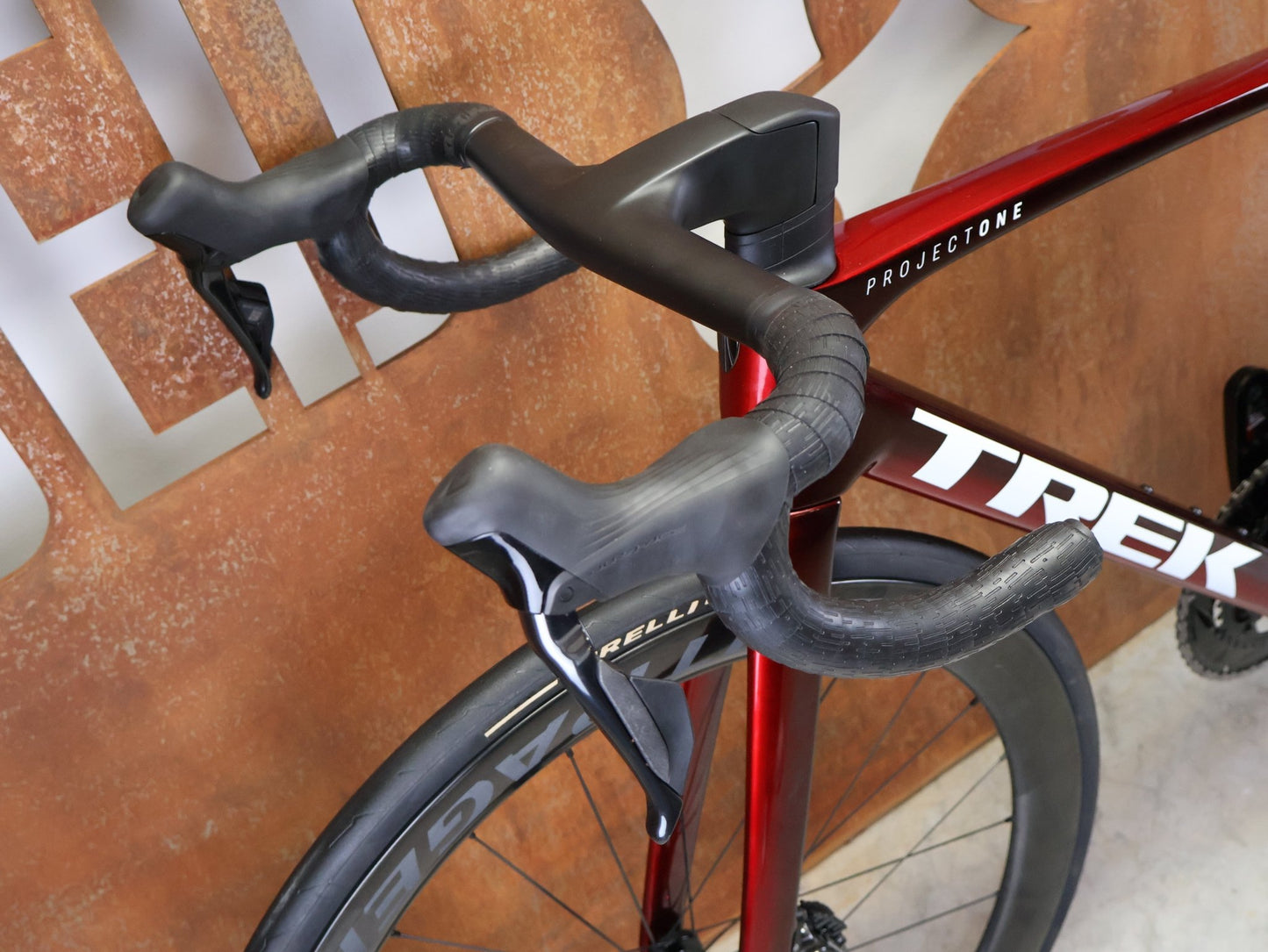 Rennrad von Trek, TREK – MADONE SLR 9 GEN 8 / DURA - ACE DI2 / CARBON RED SMOKE / M vor USEDBIKES - OB.DE Hintergrund